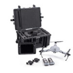 Ein Drohnen-Kit von B&W International mit Schutztasche, Controller, Drohne, zwei Batterien und zusätzlichem Zubehör, alles auf weißem Hintergrund.