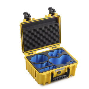Une valise jaune pour drone B&W PP.117.Antigravity-A1 (Type 3000) avec un rembourrage en mousse et des inserts bleus personnalisés, montrée ouverte avec des compartiments pour un rangement sécurisé des objets.
