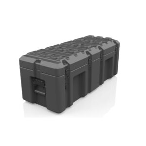 Der cargo.case HDPE 1001.3010 von B&W ist ein großer, schwarzer Schwerlast-Kunststoff-Cargokoffer mit verstärkten Kanten und seitlichen Griffen, der auf weißem Grund steht.