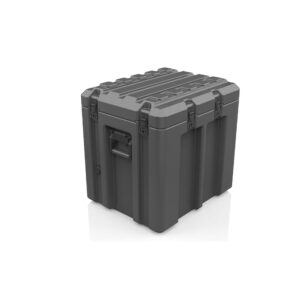 Ein großer schwarzer B&W cargo.case HDPE 1150.5010 Hartplastikkoffer mit verstärkten Kanten, seitlichen Griffen und sicheren Verschlüssen ist vor einem weißen Hintergrund abgebildet.