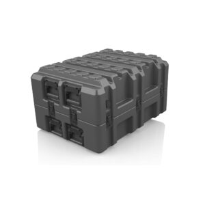 Ein großer, schwarzer B&W cargo.case HDPE 1376.2025 Hartschalenkoffer mit verstärkten Kanten und mehreren Verschlüssen ist auf weißem Hintergrund abgebildet.