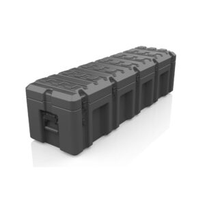 Ein schwarzer B&W cargo.case HDPE 1442.3010 Hartschalenkoffer mit Griffen und Verschlüssen steht auf einer weißen Oberfläche.