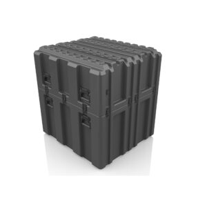 Der cargo.case HDPE 7039.6044 von B&W ist ein strapazierfähiger schwarzer Kunststoffkoffer mit verstärkten Kanten und Mehrfachverriegelung, der geschlossen auf weißem Hintergrund abgebildet ist. Erhältlich in verschiedenen Größen als Teil der B&W Cargokoffer Linie.