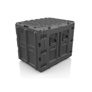 Ein großer, schwarzer B&W International Hartplastikkoffer mit verstärkten Kanten, mehreren Verschlüssen und Griffen, abgebildet auf weißem Hintergrund.