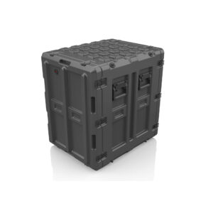 Großer, robuster schwarzer Hartplastik-Transportkoffer von B&W International mit verstärkten Kanten, seitlichen Griffen und sicheren Verschlüssen, auf weißem Hintergrund.