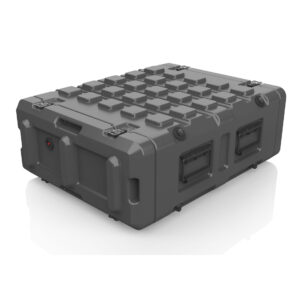 Ein großer, robuster schwarzer Kunststoffkoffer von B&W International mit verstärkten Ecken, strukturierter Oberseite, sicheren Verschlüssen und integrierten Tragegriffen an den Seiten.