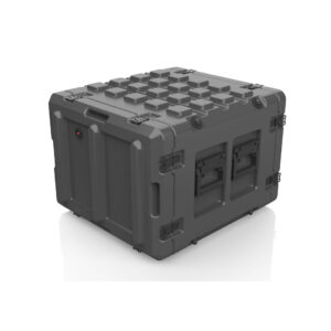 Ein großer, robuster schwarzer Kunststoff-Transportkoffer von B&W International mit verstärkten Ecken, zwei Seitenschlitzen und mehreren Verschlüssen auf weißem Hintergrund.